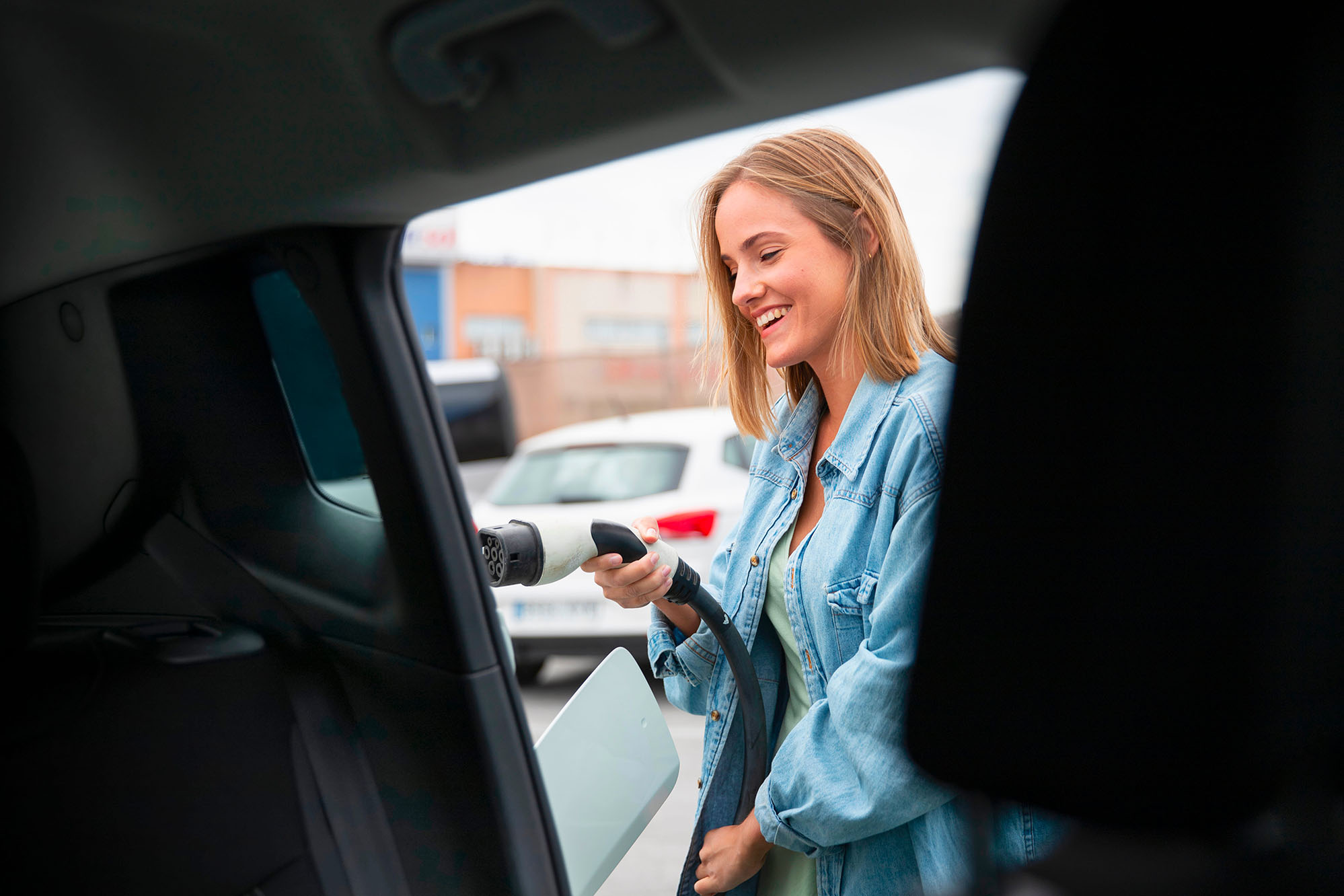 Podłączanie kabla Type 2 do&nbsp;samochodu elektrycznego
