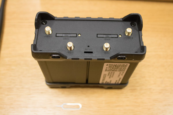 Na zadní straně jsou umístěny 4  konektorové závity pro montáž antén, resetovací tlačítko, slot pro uložení  špendlíku, který zabráni jeho ztracení. A samozřejmě také dva sloty pro miniSIM  karty.