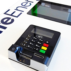 Kiosk OlifeEnergy z terminalem płatniczym i wyświe