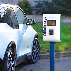 Kiosk OlifeEnergy z terminalem płatniczym i wyświe